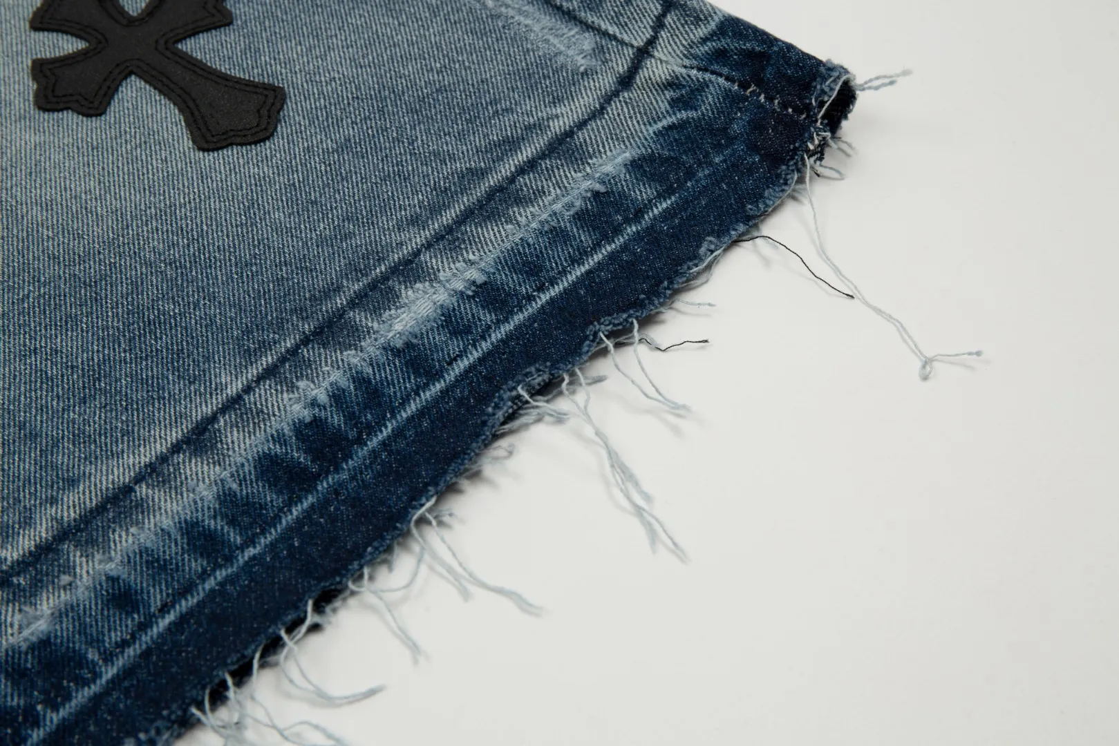 KE920#P180 The only correct leather label version on the market Chrome Hearts CH Cross embroidery distressed jeans Top ceiling quality 100% correct version The correct version is here!  Believe me this must be the best quality you will ever come across! ! Excellent value for money! !  Styles with different washes and textures are very friendly to people with thin legs and thick legs. The straight version is very flattering to the shape of the legs. The moderate length is timeless and easy to match. It is the basis of various styles and a must-have in the wardrobe! ! Add a little stacking to easily control the clean fit trend that has exploded this year. The fabric is stiff but also makes the upper body soft without losing texture. The sides and cuffs of some styles have a bone-wash effect. The vintage flavor pops up all at once. It’s really hard not to love it! ✅Correctly customize the Croxin metal leather label on the back panel. It is not sold directly with the cross on the finished jeans. 1:1 copying strives for excellence and the details are perfectly grasped. ✅The cross leather label is clear and smooth. Exquisite turning top craftsmanship. ✅Buttons, zippers and hardware are all customized versions of the Croxin LOGO. ✅High-cost washing process. Size: 28 30 32 34 36 (5 sizes)